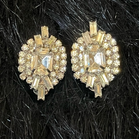 Vintage Jewelry - Vintage Rhinestone Clip On Earrings